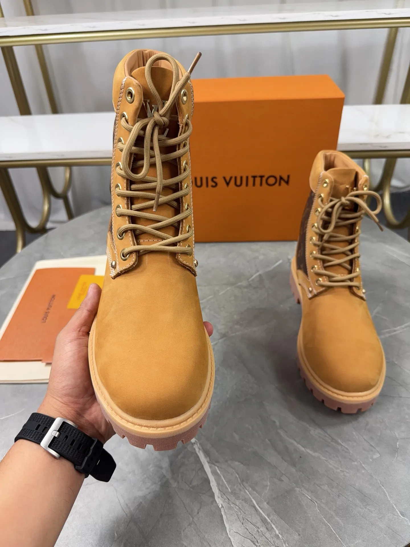 p720🐮🐮2025 top version: couple style LV presbyopia, embossed rhubarb boots, ankle boots, embossed waterproof nubuck cowhide boots, relying on the brand's exquisite craftsmanship to carefully reshape the classic T 6-inch boot shape in Italy to create an American-style autumn and winter men's and women's wear show. The original laces and outsole are exquisitely detailed, and the leather label expresses the cooperation logo. Exquisite packaging at the delivery counter🛍📦 ▪️Fabrics: Original customized imported first-layer cowhide ▪️Inner lining: Original customized leather lining/mesh lining ▪️Outsole: Original molded anti-slip rubber material ▪️Sole thickness: 3.5CM ▪️Size: 35-40 for women and 39-46 for men